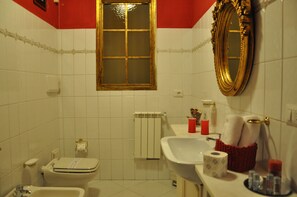 Quadruple Room | Bathroom | Free toiletries, hair dryer, towels - B&B Capocchia House (Rome)