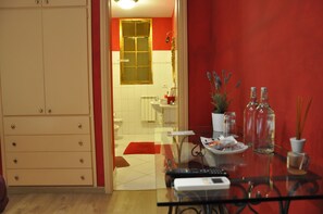 Chambre Quadruple | Literie de qualité supérieure, bureau, Wi-Fi gratuit