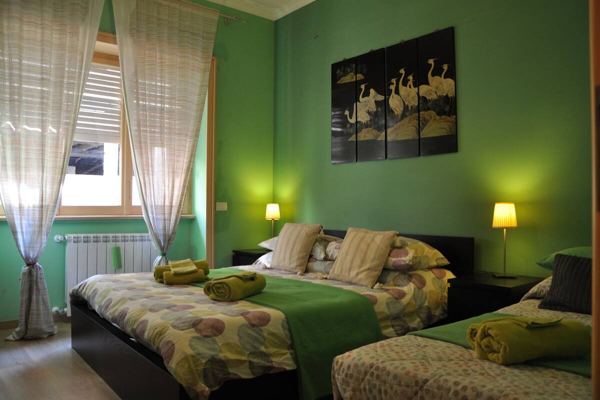 Habitación triple Deluxe (External Private Bathroom) | Ropa de cama de alta calidad, escritorio y wifi gratis
