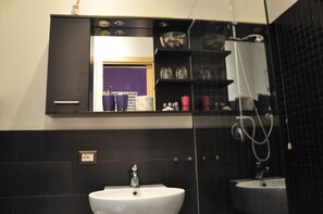 Double Room | Bathroom | Free toiletries, hair dryer, towels - B&B Capocchia House (Rome)