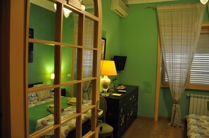 Deluxe Triple Room (External Private Bathroom)
