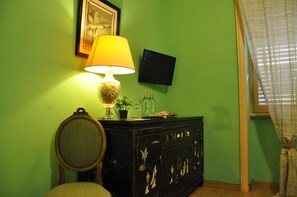 Habitación triple Deluxe (External Private Bathroom) | Ropa de cama de alta calidad, escritorio, wifi gratis