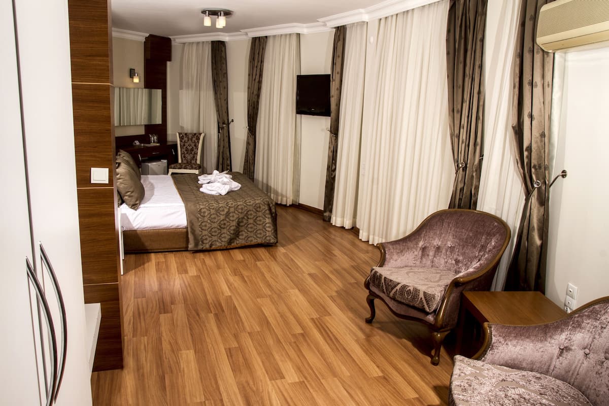 1 bedroom, premium bedding, minibar, in-room safe