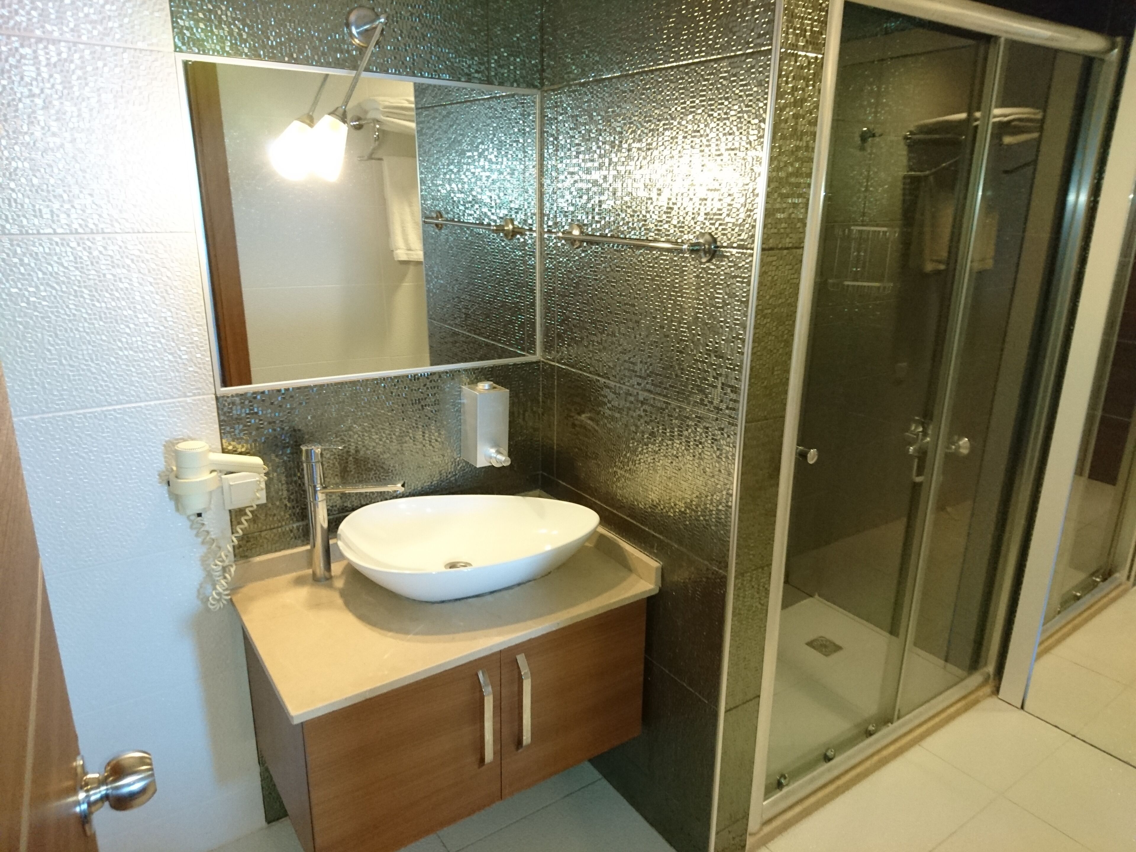 shower, free toiletries, hair dryer, slippers