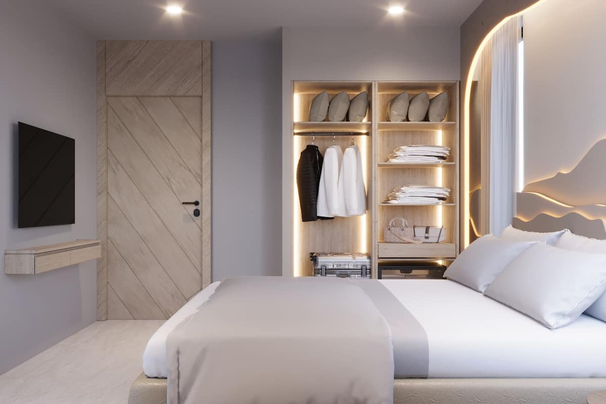 Ylelliset vuodevaatteet, minibaari, tallelokero huoneessa