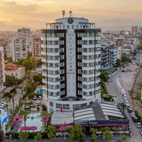 The Corner Park Hotel