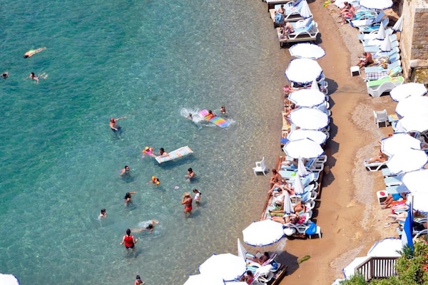 Ubicación cercana a la playa y toallas de playa