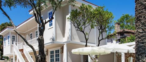 Piscina externa, guarda-sóis, espreguiçadeiras