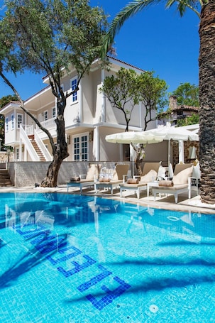 Outdoor pool, pool umbrellas, sun loungers