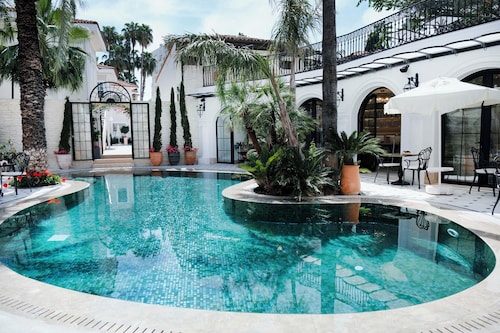 Elegance East Hotel - Boutique Class