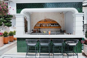 Bar au bord de la piscine