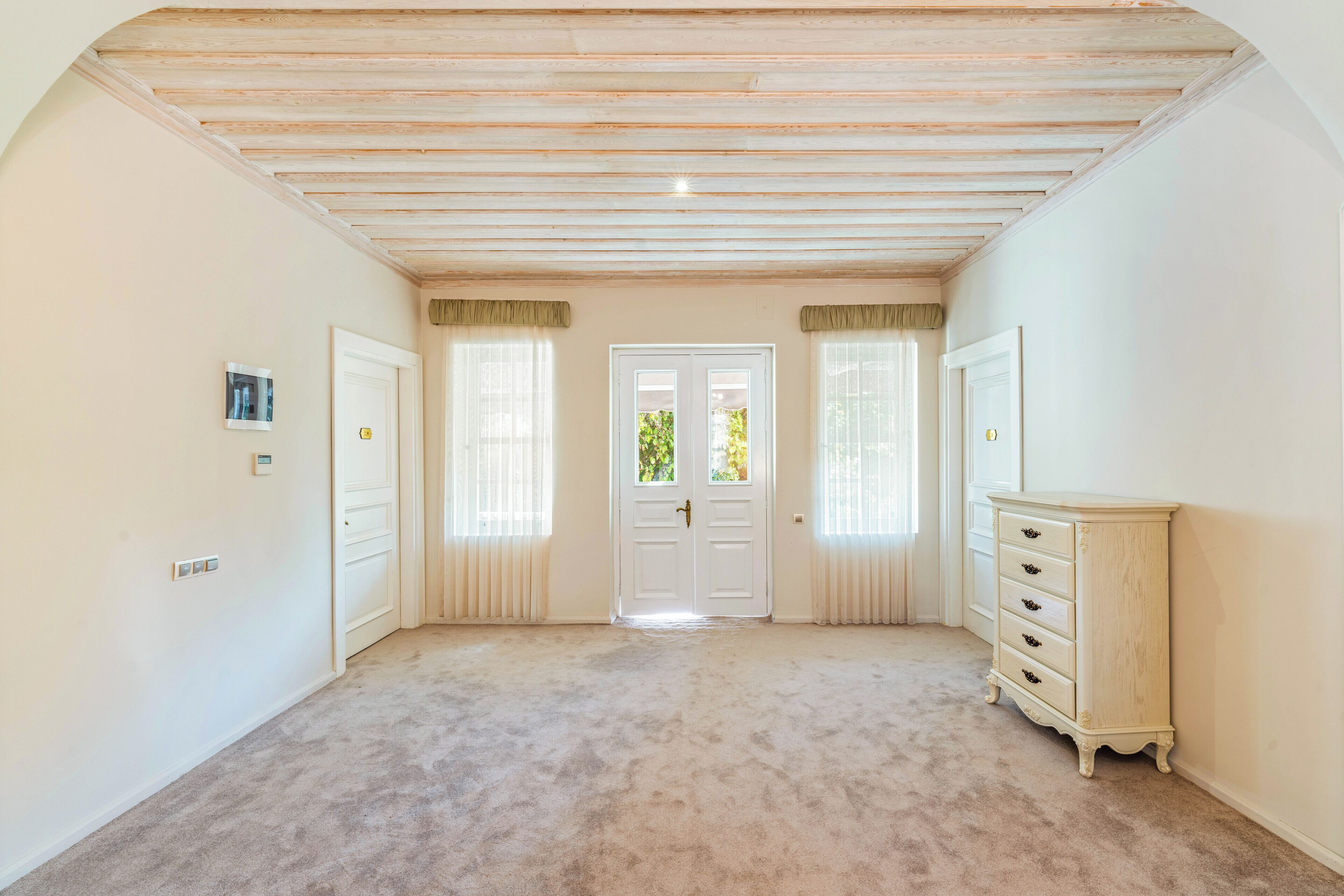 family suite | living area | 32-inch flat-screen tv with satellite channels, netflix