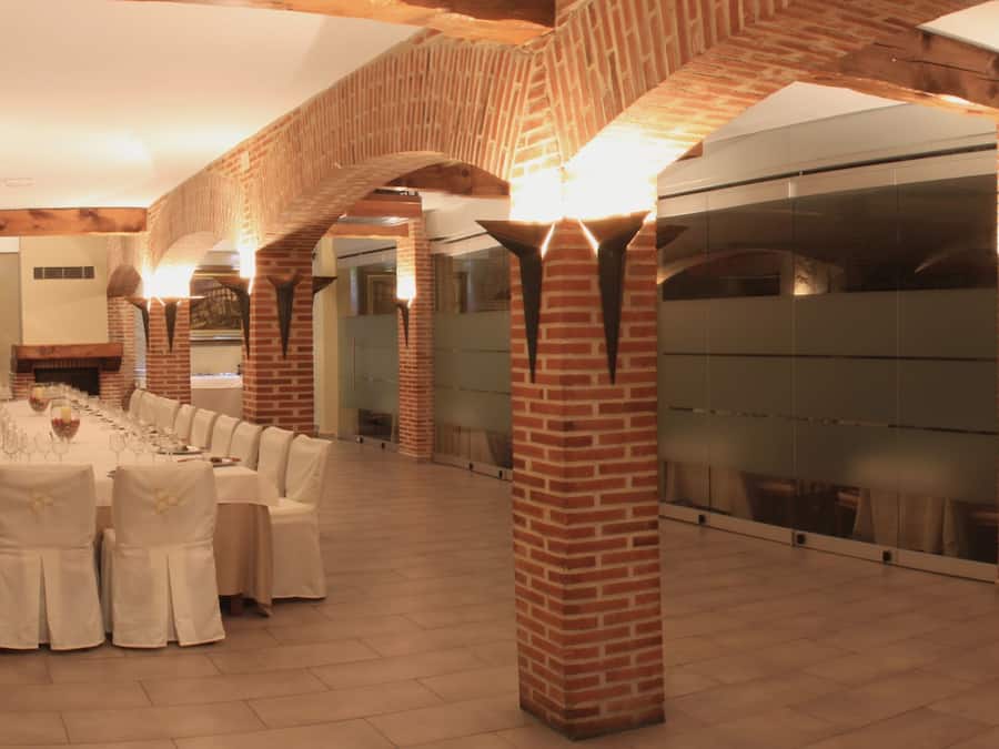 2 间餐厅,供应早餐、午餐和晚餐,西班牙菜