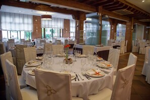 2 restaurants, breakfast, lunch, dinner served; Spanish cuisine  - Hotel Venta Magullo (La Lastrilla)