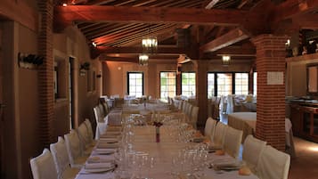 2 restaurants; ze serveren er ontbijt, lunch en diner