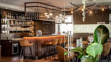 Bar (trong khuôn viên)