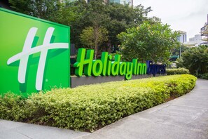 A Holiday Inn Express sign with a large 'H' logo and the hotel name in green letters. - Holiday Inn Express Singapore Clarke Quay by IHG (Singapore)