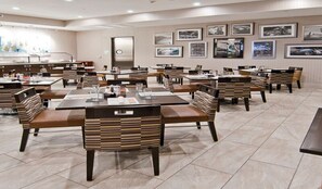 Desayuno buffet todos los días (con cargo) 