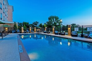 Outdoor pool, open 8 AM to 10 PM, pool loungers - Holiday Inn Austin Airport by IHG (Austin)