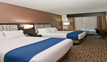 Hypo-allergenic bedding, pillowtop beds, desk, iron/ironing board at Holiday Inn Austin Airport by IHG