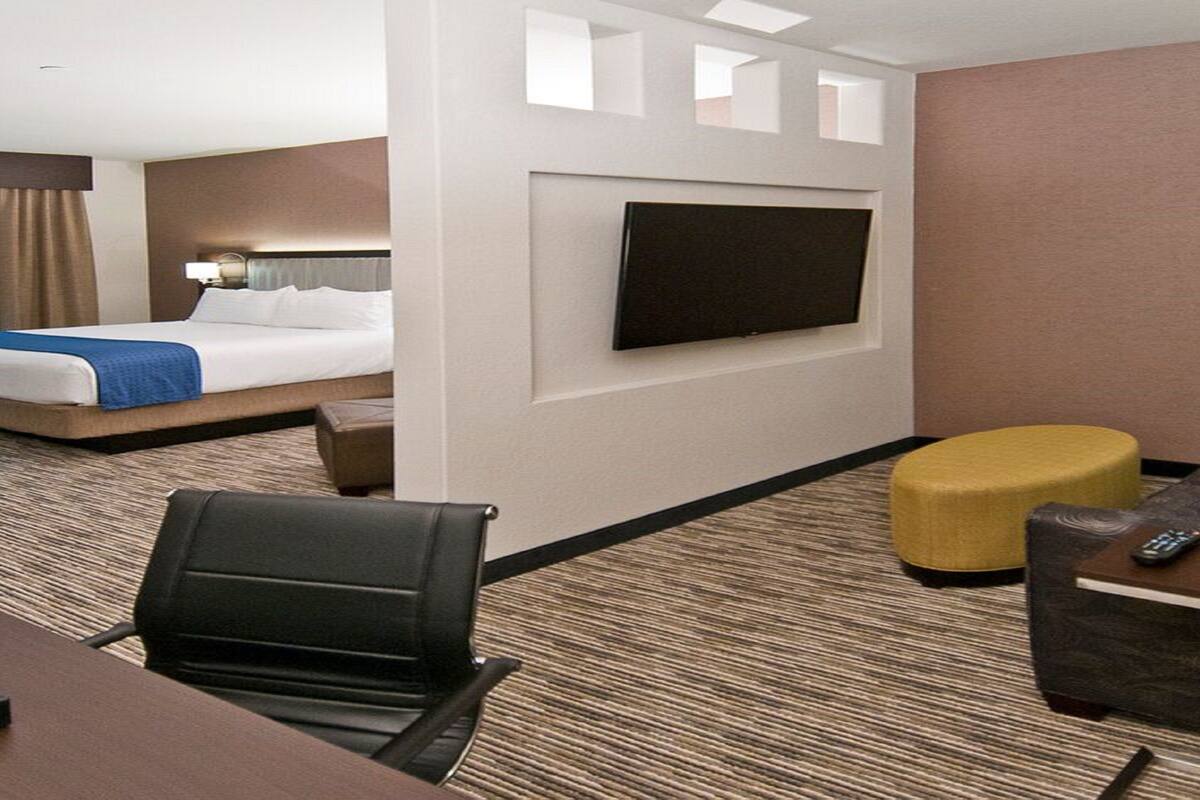 Suite, 1 King Bed with Sofa bed (Additional Living Area) | Hypo-allergenic bedding available, pillowtop beds, desk