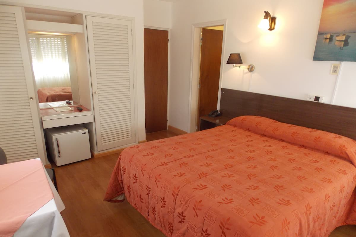 Minibar, caja fuerte, cortinas opacas y wifi gratis