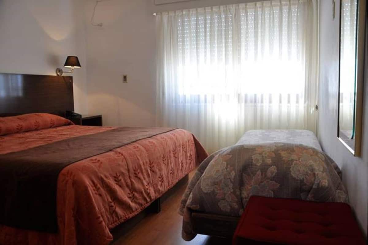 Habitación triple | Minibar, caja fuerte, cortinas opacas y wifi gratis
