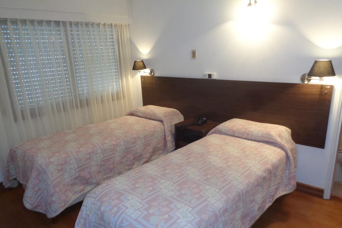 Minibar, caja fuerte, cortinas opacas y wifi gratis