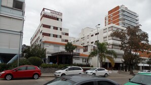A hotel with a sign reading "HOTEL Bonne Etoile" and "HOTEL LONNIE". - Bonne Etoile Hotel (Punta del Este)