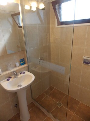 Dusche, Haartrockner, Bidet, Handtücher