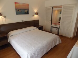 Minibar, caja de seguridad en la habitación y cortinas blackout 