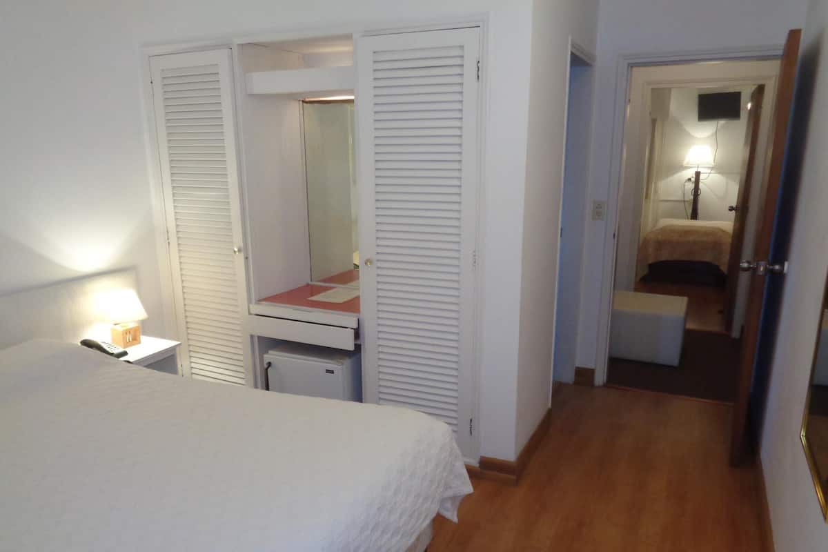 Minibar, caja fuerte, cortinas opacas y wifi gratis