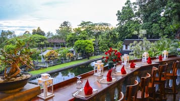 Se sirven desayunos, comidas y cocina asiática con vista al jardín