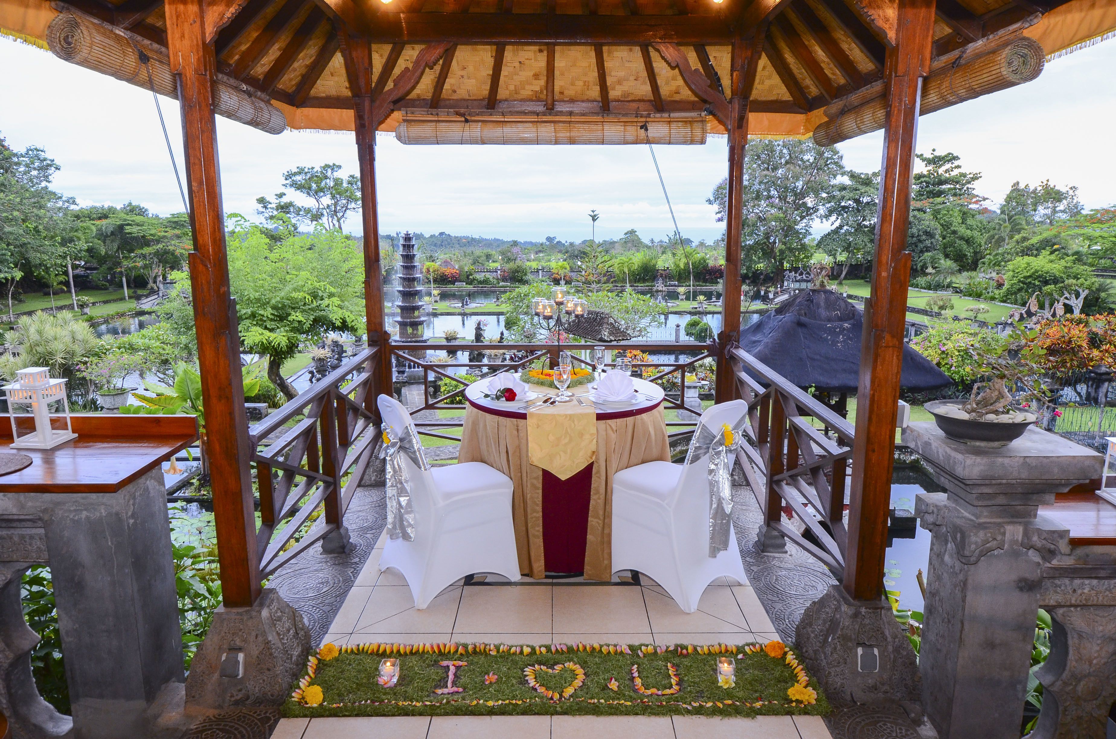 Frühstück, Mittagessen, asiatische Küche, Blick auf den Garten 
