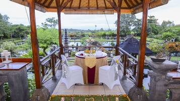 FrĂŒhstĂŒck, Mittagessen, asiatische KĂŒche, Blick auf den Garten