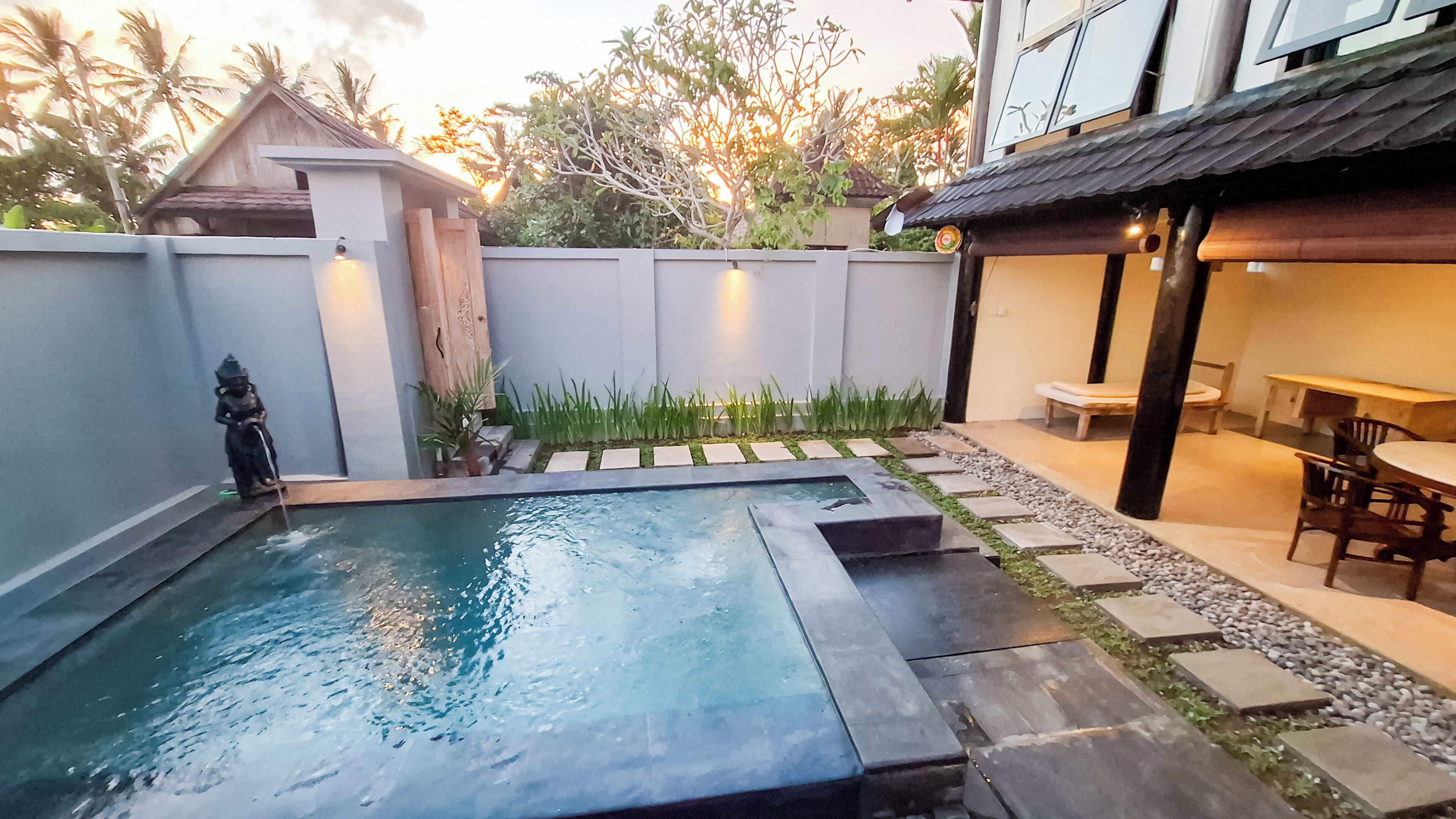 Una piscina al aire libre
