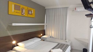 Apartamento Triplo | Minibar, in-room safe, desk, blackout drapes - Pousada Aquarela do Brasil (Maceió)
