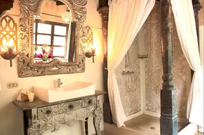 Master Suite 6 | Baño | Ducha, artículos de higiene personal gratuitos, albornoces y toallas
