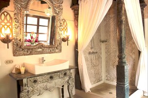 Master Suite 6 | Bathroom | Shower, free toiletries, bathrobes, towels