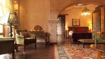 Caja de seguridad en la habitación y muebles diferentes