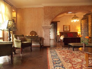 In-room safe, individually furnished, soundproofing, free WiFi - Meson Panza Verde (Antigua Guatemala)