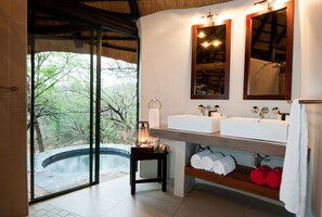 Luxury Suite | Bathroom | Shower, free toiletries, hair dryer, bathrobes - Leopard Mountain Safari Lodge (Jozini)