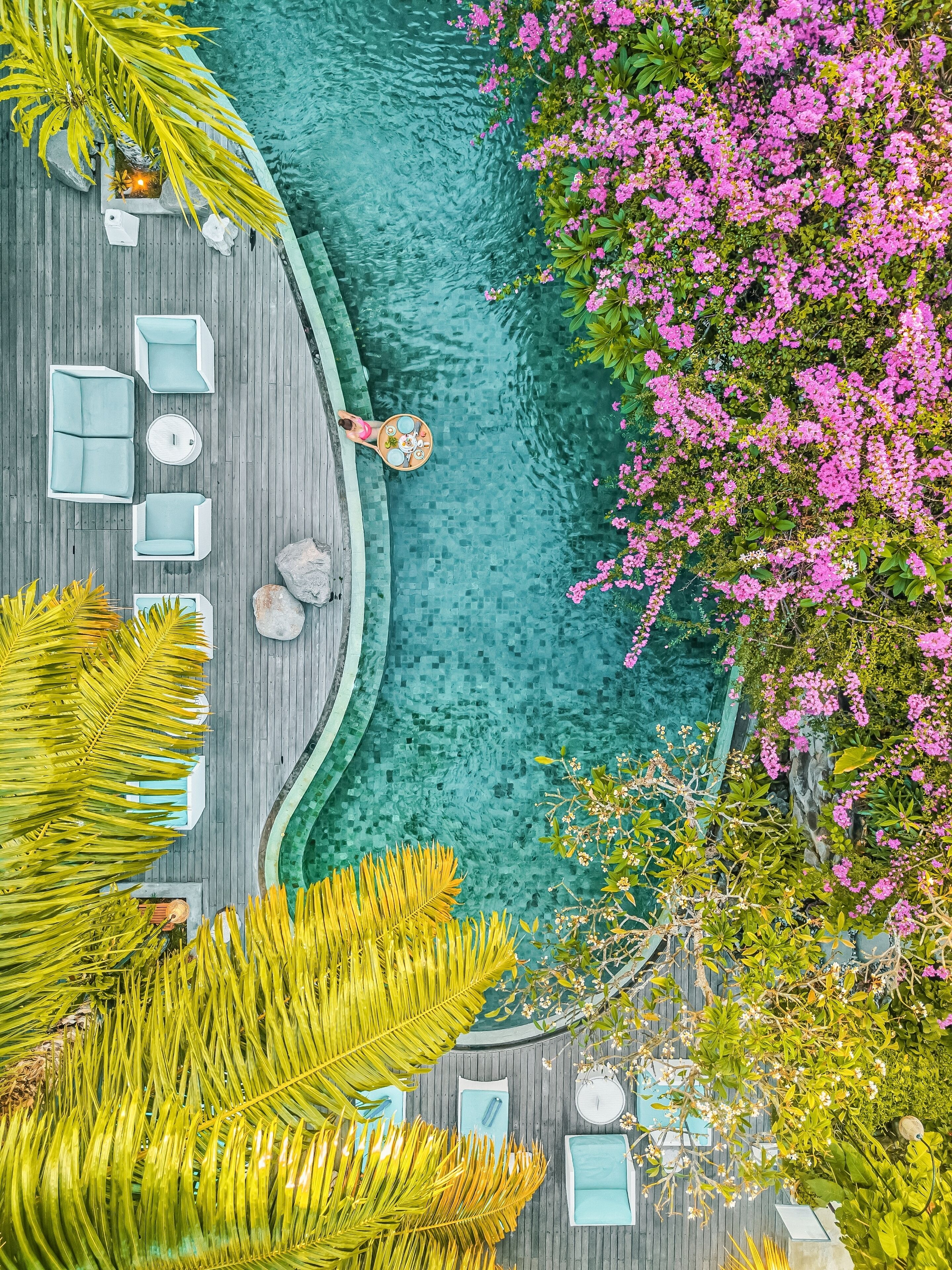 Una piscina al aire libre, sombrillas, tumbonas