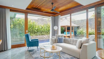 Imperial Villa, One Bedroom, Private Pool | Khu phòng khách | TV LED 32-inch có truyền hình vệ tinh, TV, đầu đĩa DVD