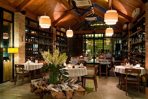 Se sirven desayunos y cocina internacional; con vista a la alberca 