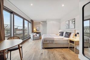 Suite M + rooftop terrace + city view | Individually decorated, individually furnished, desk, free WiFi