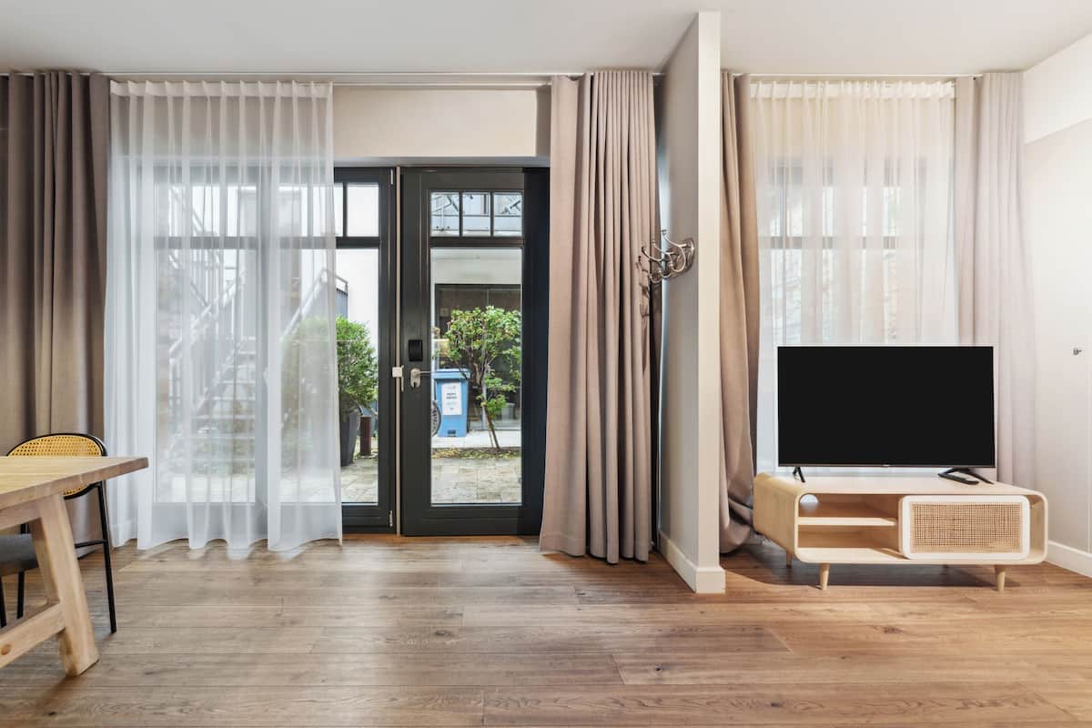 One-bedroom Suite | Woonruimte | Een 16-inch televisie met digitale zenders