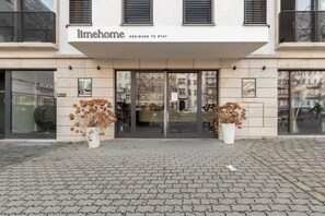 Een modern gebouw met het bordje 'limehome' en 'ONTWORPEN OM TE BLIJVEN'.