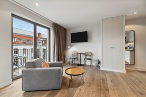 Suite L + balcony | Wohnbereich | 16-Zoll-Fernseher mit Digitalempfang