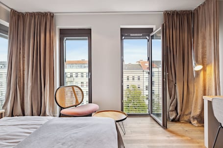 Queen Room. Limehome Berlin Prenzlauer Allee